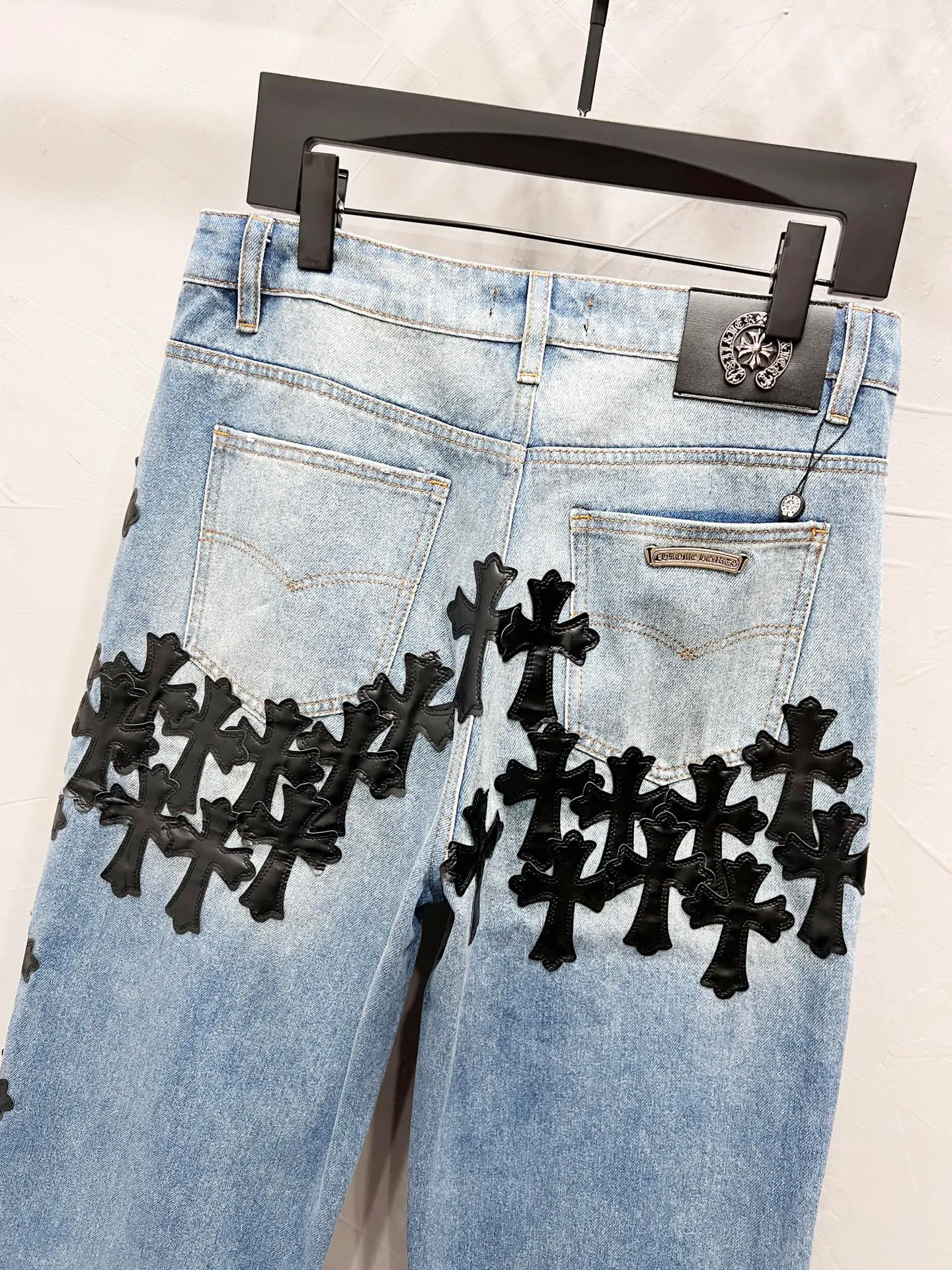 P250 Style number: [M934] Chrome hearts & Chrome hearts 25ss black leather cross patch leather jeans Chrome hearts’ logging pants are here! ! ! CH Croix Heart Double Knee Cross Patch Leather Bo1 Style Logging Pants Straight-leg Work Pants B136 Croix Heart Cross Sanskrit Overalls Price 24W Level, patchwork cross pattern embellishment, high-waisted washed jeans! ! Absolutely high-end luxury products, 1.9W level god-level single products, super popular products, made by top heavy industry, not to be missed. About Zangyin, this is an extremely luxurious fashion brand, which can also be called the nobles of the high street. It has always been an exclusive brand of some hipsters or rich second generation. Compared with ordinary high streets, it is more luxurious and noble. Compared with luxury brands, it has a more fashionable personality and has always been a brand that I have a special liking for. Imported yarn is custom-woven into a high-density twill canvas, which ensures a crisp silhouette while also making the fabric feel very delicate. It follows the B01 classic silhouette, with a crisp and stylish upper body. The ready-made garments are stone-ground and fermented and can be matched with any style. Buttons and zinc brushing are washed with genuine YKK retro metal products. Double-layered canvas on the front. Perfect details. All hardware is perfect. Size: 30-32-34-36 Color: blue pants and black leather